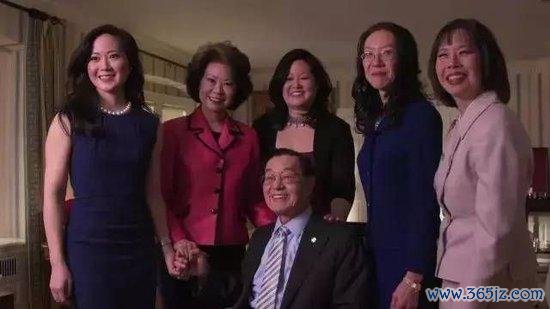 赵家五姐妹和父亲合影。赵安吉(左一)、赵小兰(左二)