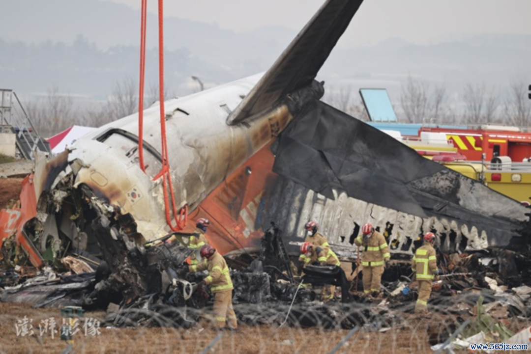 韩国济州航空一架客机在务安机场降落时发滋事故后的画面。图源:倾盆影像